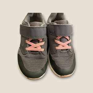 Girls size 10W Cat and Jack sneakers!